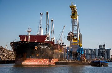 Vrachtschepen en hijskranen in de Haven van Amsterdam. van scheepskijkerhavenfotografie