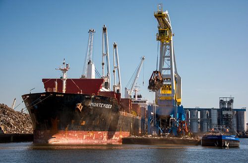 Vrachtschepen  hijskranen in de Haven van Amsterdam.