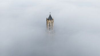 Domturm im Morgennebel in Utrecht