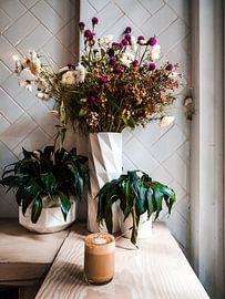 Café avec des plantes et des fleurs à New York sur Michiel Dros