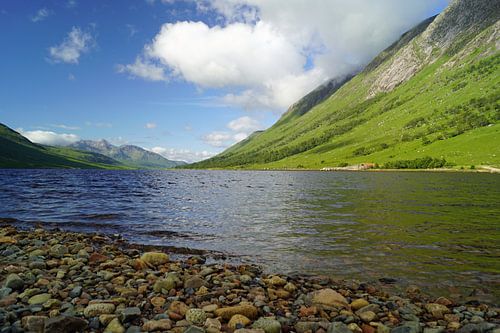 Kleurrijke Glen Etive in Schotland.