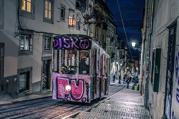 Nachtportret in lissabon van Stan Loo