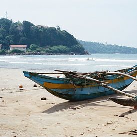 Vissersboot op het strand in Galle, Sri Lanka van Lukas Schulz