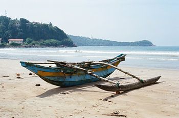 Vissersboot op het strand in Galle, Sri Lanka