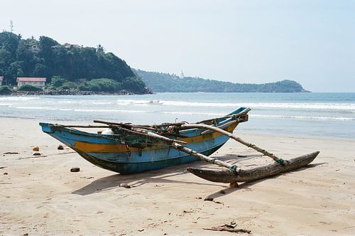 Bateau de pêche sur la plage à Galle, Sri Lanka