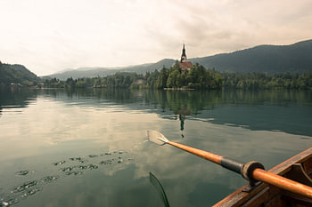 Petite barque à rames sur le lac de Bled