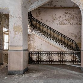 Escaliers dans un hôpital psychiatrique abandonné sur Vivian Teuns