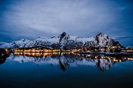 Nachtelijk uitzicht over de stad Svolvaer in de Lofoten in Noorwegen van Sjoerd van der Wal Fotografie thumbnail