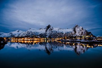 Nachtansicht über die Stadt Svolvaer auf den Lofoten in Norwegen