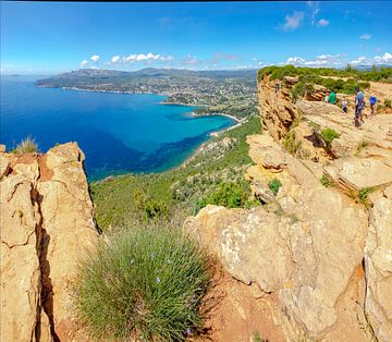 Rotsen genaamd Falaises de Cassis aan de Route de Crètes met zicht op de baai en kustlijn nabij Cassis, Bouches du Rhône, Frankrijk van Rene van der Meer