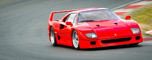 Ferrari F40 1980er Jahre Superauto fahren auf einer Rennstrecke