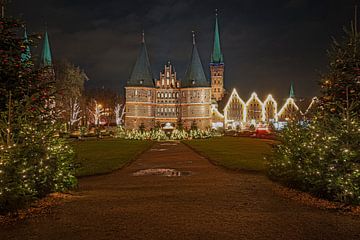 Lübeck's Holsten Gate in kersttijd van Andrea Potratz
