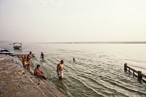 Mensen die ritueel bad in de rivier Ganga nemen in de heilige stad van Varanasi, India.