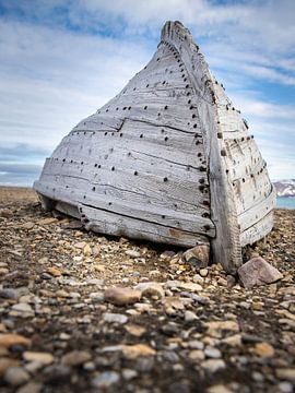 Verlaten boot op het strand van Spitsbergen van Joy van der Beek