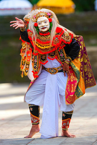 Balinesischer „Topeng Tua“-Masken-Tänzer in traditioneller Tracht