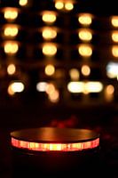 Une borne avec un feu rouge d'avertissement la nuit.