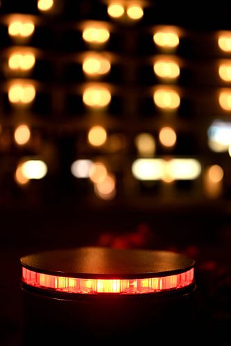 Een paaltje met een rood waarschuwingslichtje 's nachts.