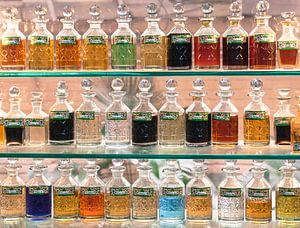 Flacons de parfum dans une vitrine à Delhi sur Leonie Broekstra