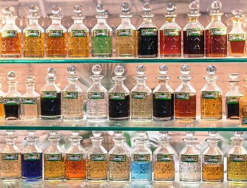 Flacons de parfum dans une vitrine à Delhi