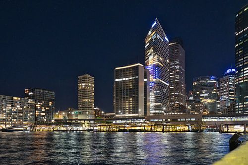 De skyline van Sydney bij nacht