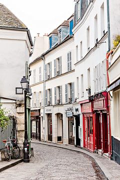 Ruhige kleine Straße in Montmatre, Paris - Reisefotografie von Dana Schoenmaker