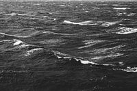 Zwart-wit foto van een stormachtige zee