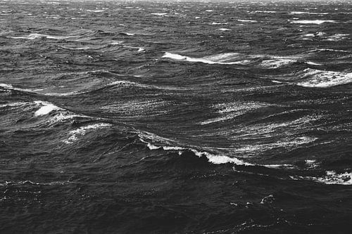 Zwart-wit foto van een stormachtige zee