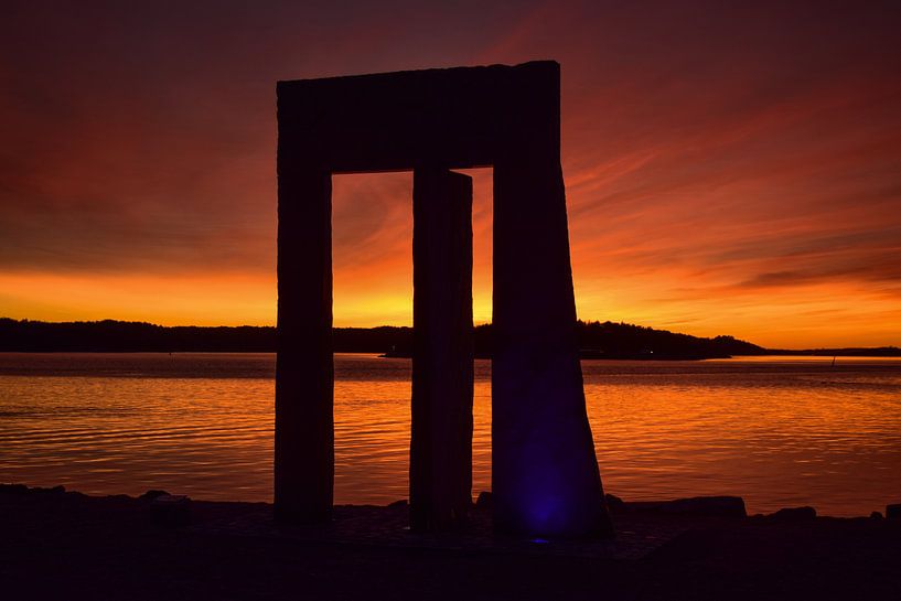 Monument met ondergaande zon in Zweden van Sander Hekkema