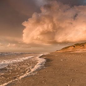 Zonsondergang op het strand van Texel van Lia Hulsbeek Brinkman