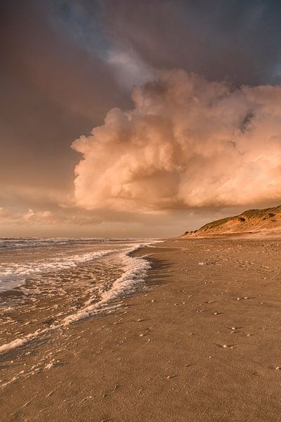 Sonnenuntergang am Strand von Texel von Lia Hulsbeek Brinkman