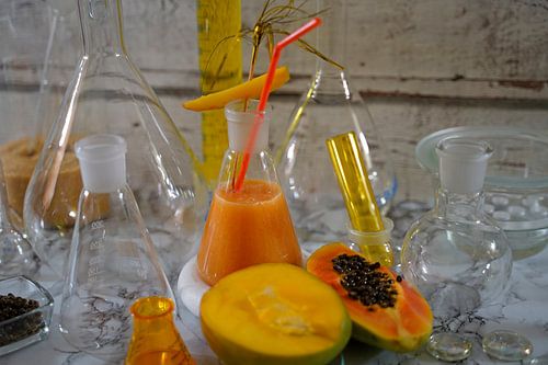 Rum cocktail met papaja en mango