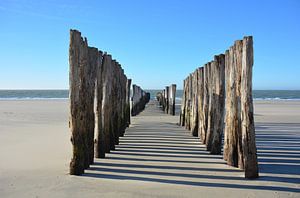 Schaduwspel golfbrekers aan strand  Domburg, Zeeland van My Footprints