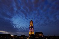Stadsgezicht van Utrecht met Domtoren in kleuren Franse vlag  tijdens de start van de Tour de France van Donker Utrecht thumbnail
