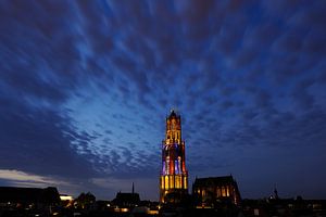Stadtansicht von Utrecht mit Domturm in den Farben der französischen Flagge während des Starts der T von Donker Utrecht