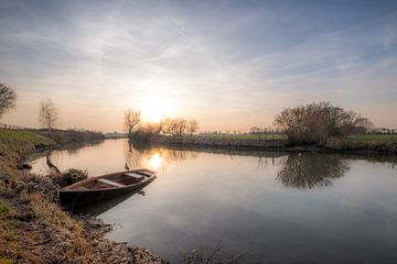 Roeibootje aan de waterkant by Moetwil en van Dijk - Fotografie