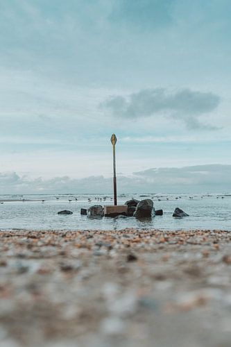 Strandmarkierung und Felsen