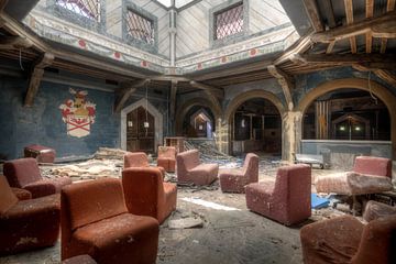 Discothèque abandonnée avec des chaises. sur Roman Robroek - Photos de bâtiments abandonnés