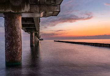 Unter der Seebrücke am Morgen von Marc-Sven Kirsch