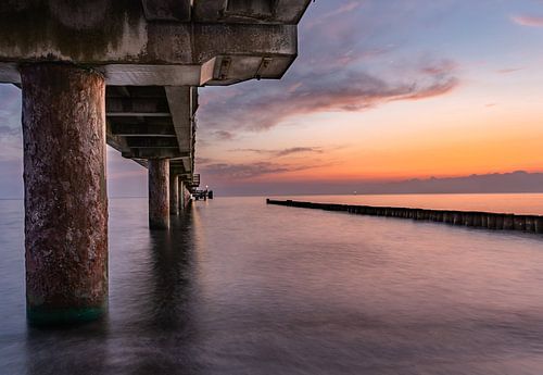 Onder de pier in de ochtend