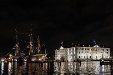 Amsterdamer Schifffahrtsmuseum am Abend von Paul Veen