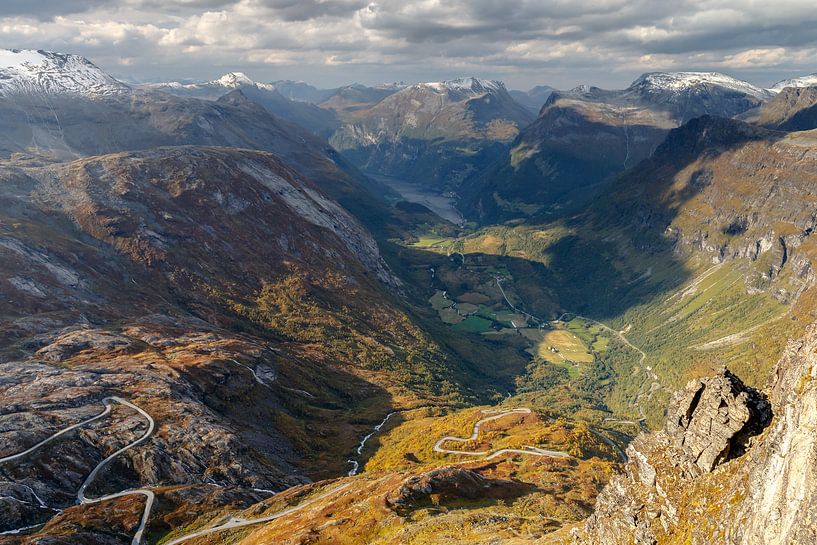 Uitzicht op Geiranger en Geirangerfjord van Menno Schaefer
