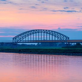 Trein op Spoorbrug na zonsondergang van Thijs Vermeer