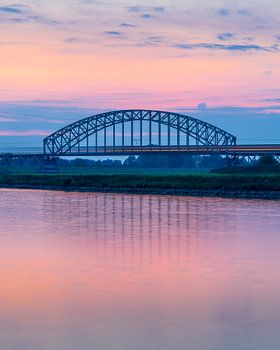 Train sur le pont de chemin de fer après le coucher du soleil
