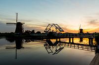Brücke bei Sonnenuntergang mit Windmühlen in Kinderdijk