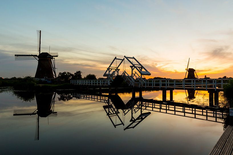 Brug met molens bij zonsondergang in Kinderdijk van AwesomePics