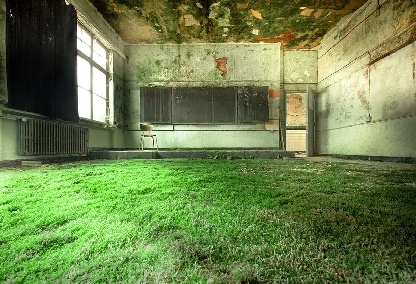 Groen tapijt in een verlaten klaslokaal van Olivier Photography