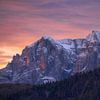 Zonsopkomst met uitzicht op de bergen van de Brenta in Trento in de Dolomieten. van Jos Pannekoek