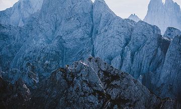 Petits grimpeurs dans un grand massif montagneux sur Charles de Monchy
