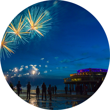 Vuurwerk op de zee bij Scheveningen Pier  van Dexter Reijsmeijer