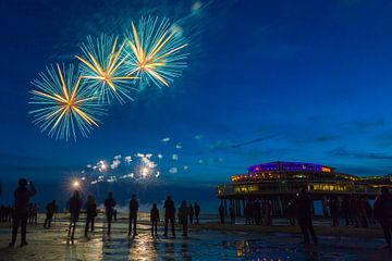 Vuurwerk op de zee bij Scheveningen Pier  by Dexter Reijsmeijer